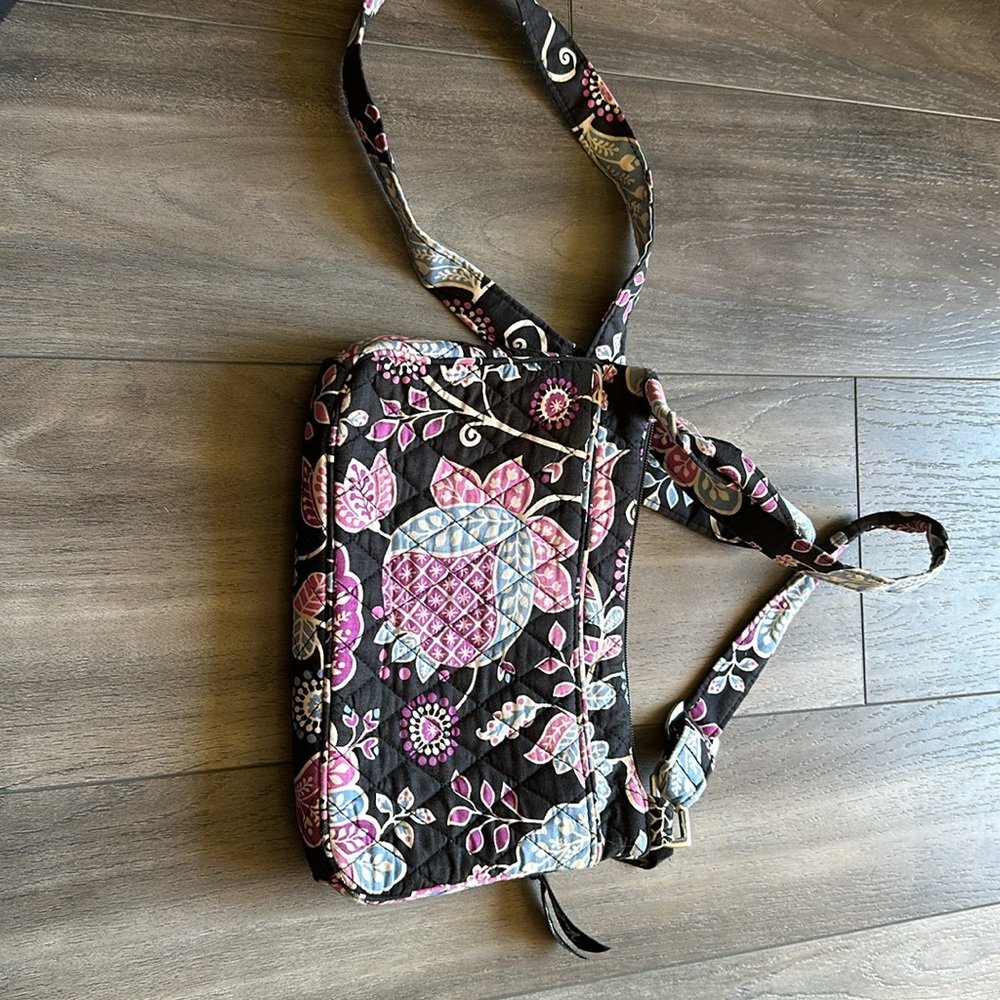 Vera bradley purse that can go over body. It’s got some small imperfections